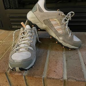 Women’s Columbia trail shoes size 9.5. Taupe w/ peach trim.